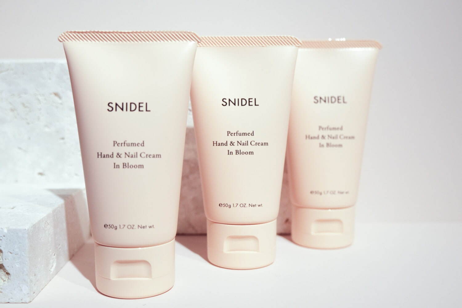 スナイデル ビューティ初の“香りのライン”誕生、“つぼみを開き始めた花”の香りのヘアミストなど｜写真9