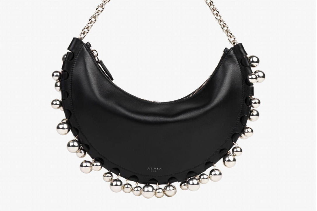 アライア新作“シルバーボールやアイレット”を配した三日月型バッグ「デミ-リュンヌ」