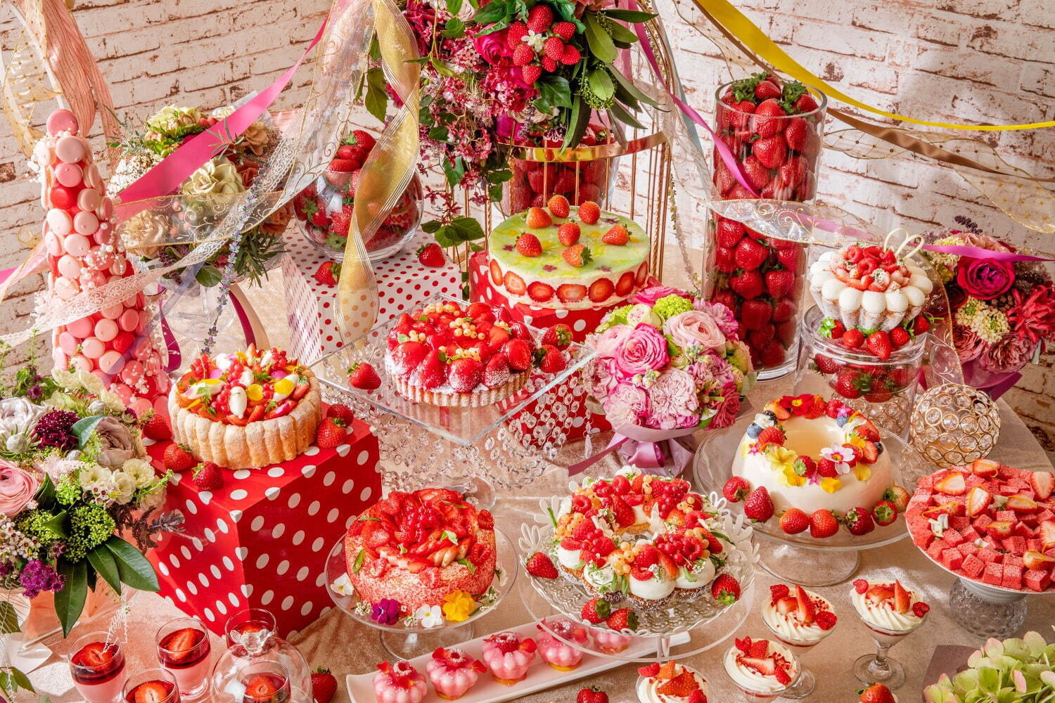 ヒルトン東京の苺デザートビュッフェ、“まるで花束”スミレやバラの香りをまとった苺ケーキ＆タルト｜写真2
