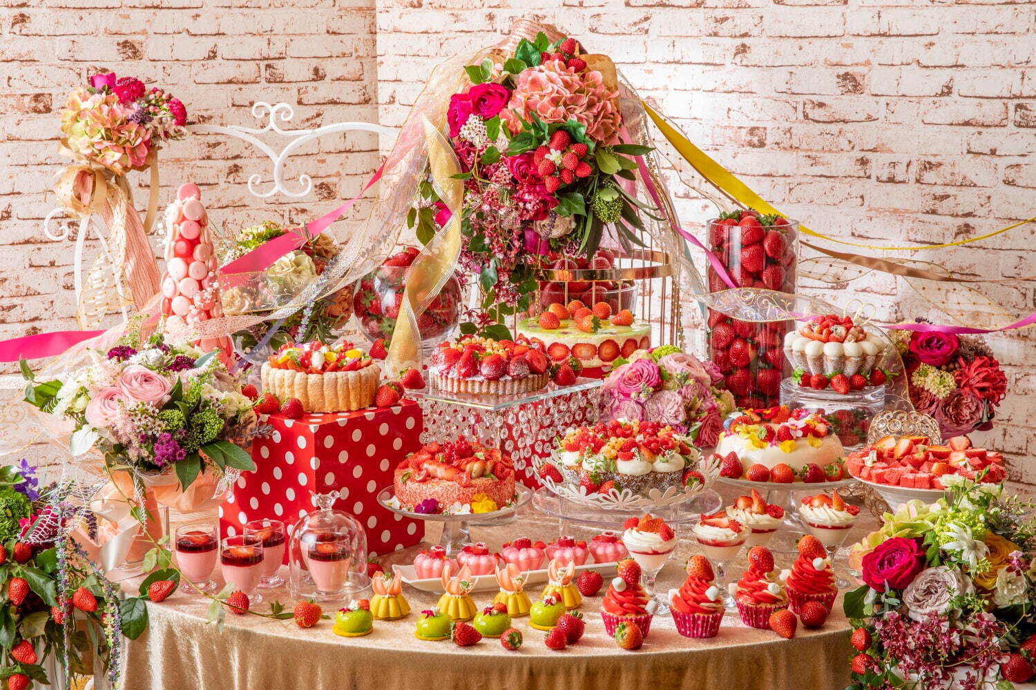 ヒルトン東京の苺デザートビュッフェ、“まるで花束”スミレやバラの香りをまとった苺ケーキ＆タルト｜写真13