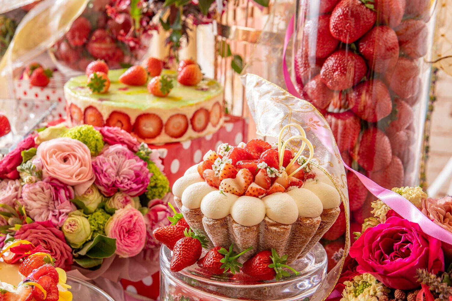 ヒルトン東京の苺デザートビュッフェ、“まるで花束”スミレやバラの香りをまとった苺ケーキ＆タルト｜写真8