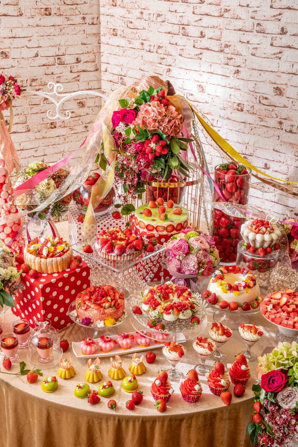 ＜ヒルトン東京＞“まるで花束”スミレやバラの香りをまとった苺ケーキ＆タルト