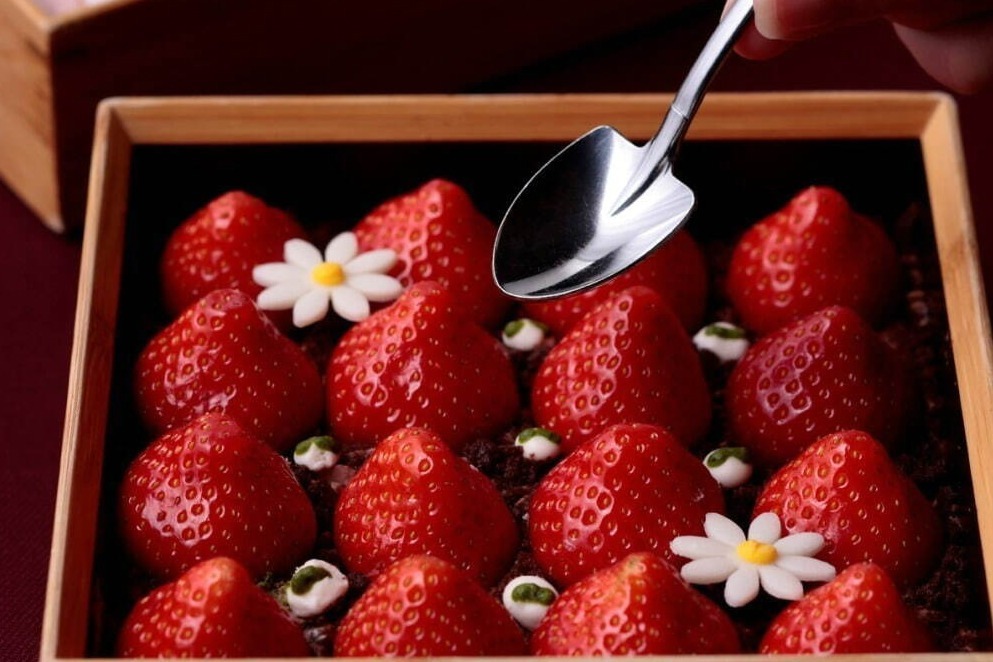 リーガロイヤルホテル京都"イチゴに溺れる"重箱アフタヌーンティー＆たっぷり苺のグラスパフェ