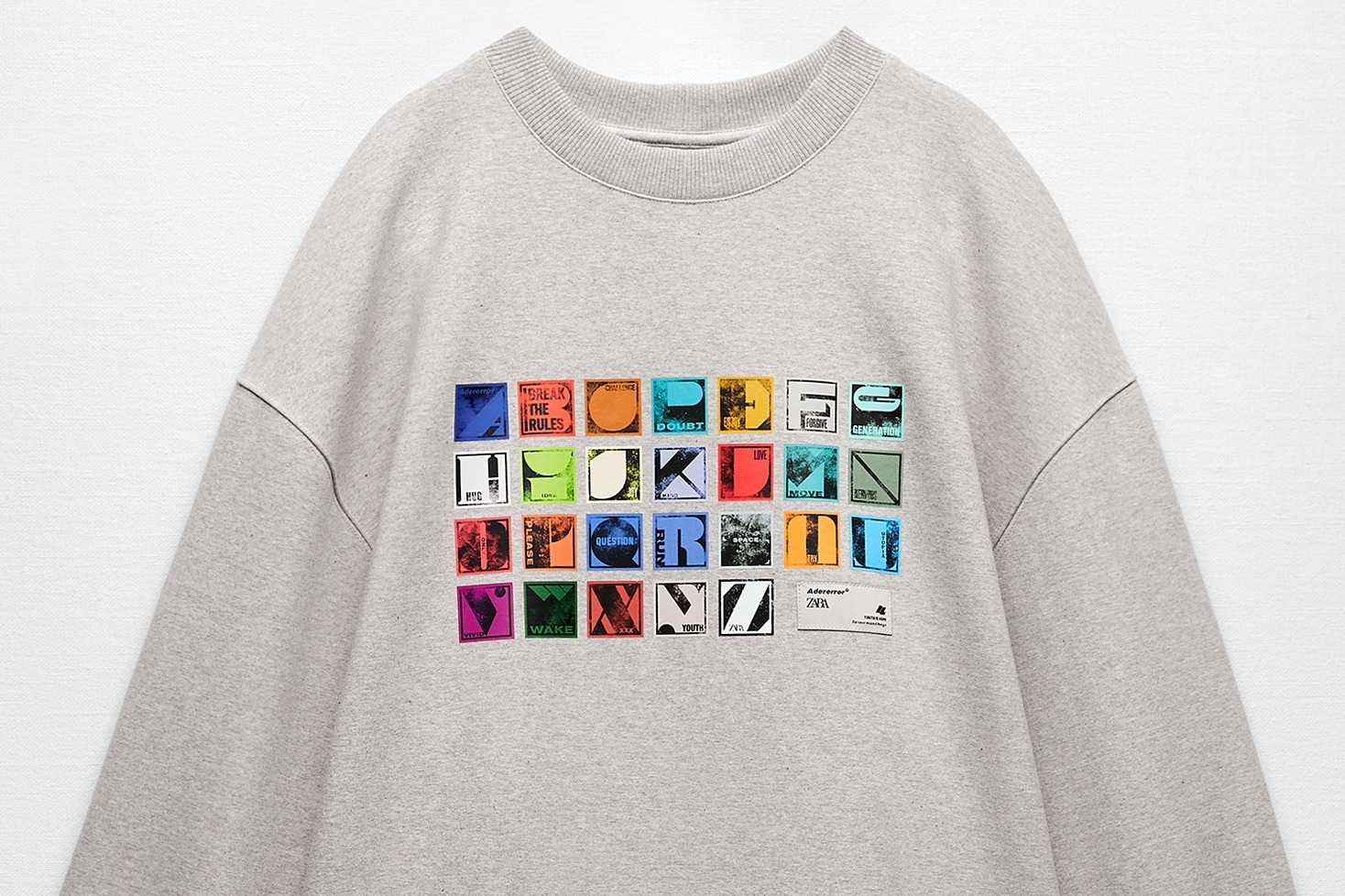 ZARA「アーダーエラー」とコラボ、アルファベットロゴのスウェットや“ジグザグ”ダウンジャケット