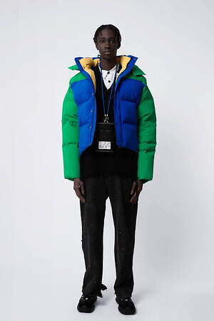 ZARA「アーダーエラー」とコラボ、アルファベットロゴのスウェットや
