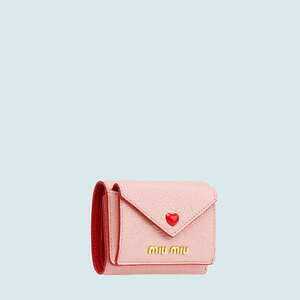 ミュウミュウ ピンク のミニ財布 ハートモチーフやドット柄 チェーンストラップ付きウォレット ファッションプレス