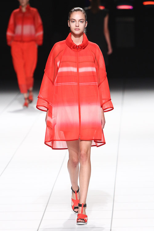 イッセイ ミヤケ 2014年春夏コレクション - "Wearing Light"テクニカルに光を服に落とし込めば | 写真