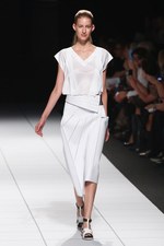 イッセイ ミヤケ 2014年春夏コレクション - "Wearing Light"テクニカルに光を服に落とし込めば｜写真3