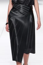 イッセイ ミヤケ 2014年春夏コレクション - "Wearing Light"テクニカルに光を服に落とし込めば｜写真10