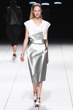 イッセイ ミヤケ 2014年春夏コレクション - "Wearing Light"テクニカルに光を服に落とし込めば｜写真13