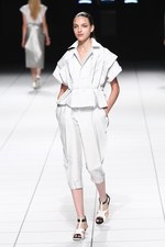 イッセイ ミヤケ 2014年春夏コレクション - "Wearing Light"テクニカルに光を服に落とし込めば｜写真16
