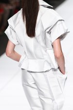 イッセイ ミヤケ 2014年春夏コレクション - "Wearing Light"テクニカルに光を服に落とし込めば｜写真17