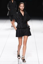 イッセイ ミヤケ 2014年春夏コレクション - "Wearing Light"テクニカルに光を服に落とし込めば｜写真19