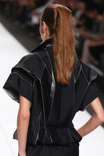 イッセイ ミヤケ 2014年春夏コレクション - "Wearing Light"テクニカルに光を服に落とし込めば｜写真20