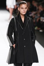 イッセイ ミヤケ 2014年春夏コレクション - "Wearing Light"テクニカルに光を服に落とし込めば｜写真22
