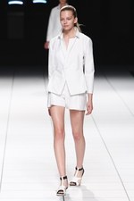 イッセイ ミヤケ 2014年春夏コレクション - "Wearing Light"テクニカルに光を服に落とし込めば｜写真23
