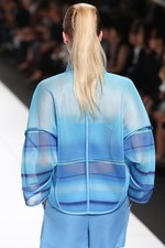 イッセイ ミヤケ 2014年春夏コレクション - "Wearing Light"テクニカルに光を服に落とし込めば｜写真47