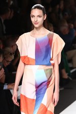 イッセイ ミヤケ 2014年春夏コレクション - "Wearing Light"テクニカルに光を服に落とし込めば｜写真53