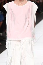 イッセイ ミヤケ 2014年春夏コレクション - "Wearing Light"テクニカルに光を服に落とし込めば｜写真62