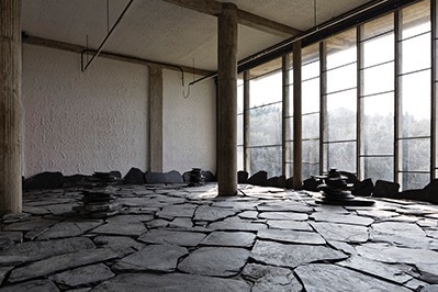 李禹煥《関係項─棲処(B)》2017年 石 作家蔵
展示風景:「ル・コルビュジエの中の李禹煥 記憶の彼方に」展、ラ・トゥーレット修道院、エヴー、フランス、2017年
© Foundation Le Corbusier, photo: Jean-Philippe Simard