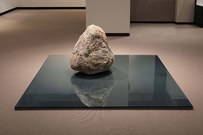 李禹煥《関係項》1968/2019年 石、鉄、ガラス
石：約80×60×80cm、鉄：240×200×1.6cm、ガラス：240×200×1.5cm
森美術館、東京 Photo: Kei Miyajima