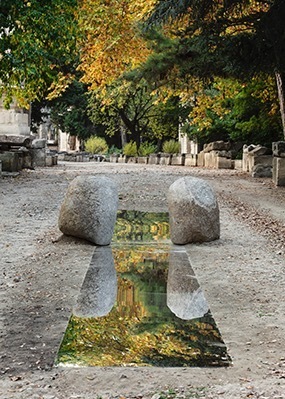 李禹煥《関係項─鏡の道》2021年 石、ステンレス 作家蔵 展示風景：「李禹煥 レクイエム」展、アリスカン、アルル、フランス、2021年 © Claire Dorn, Courtesy Lee Ufan and Lisson Gallery