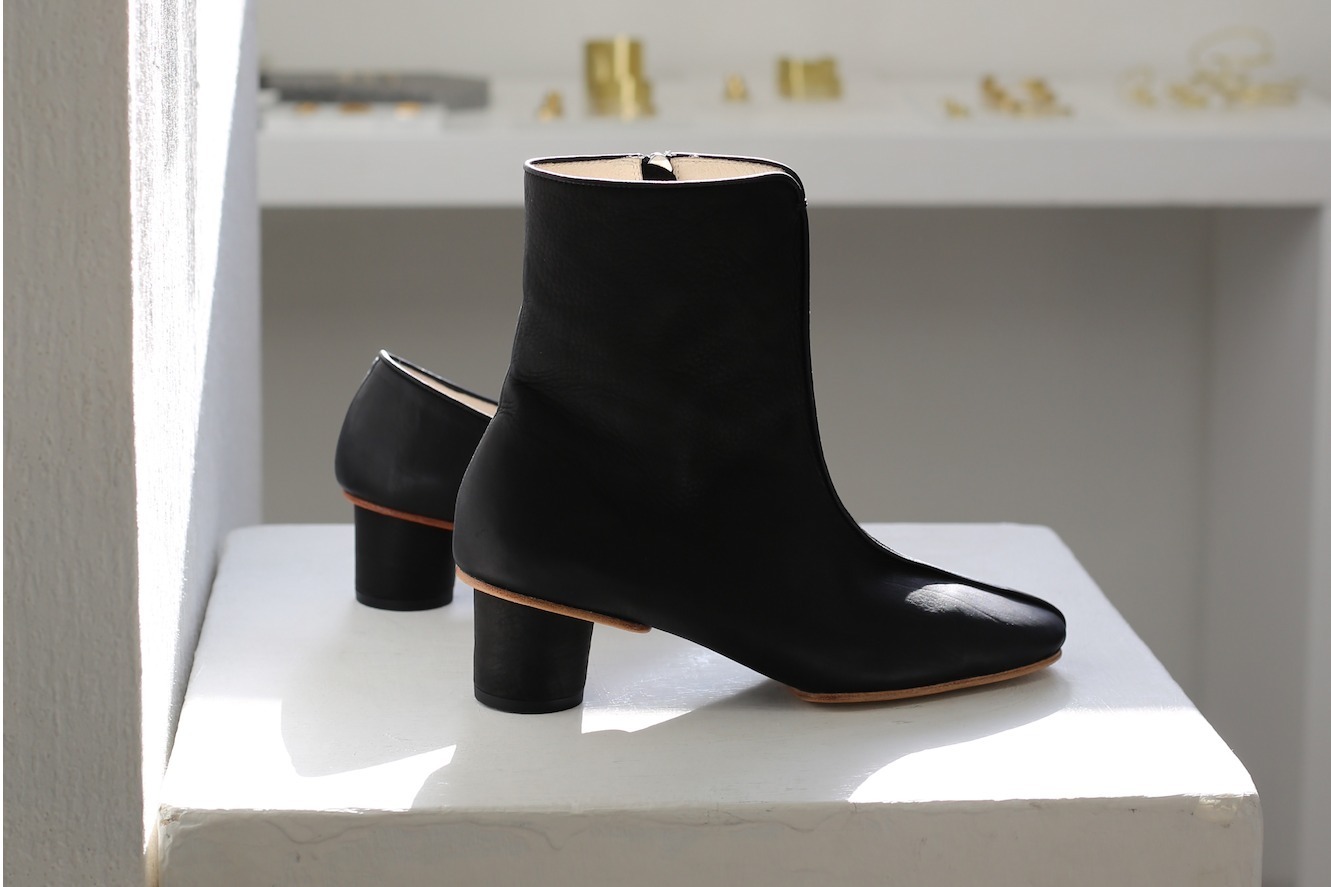 日本発シューズ＆小物ブランド「フォート」初の実店舗が蔵前に限定オープン、“三角形”ヒールブーツなど