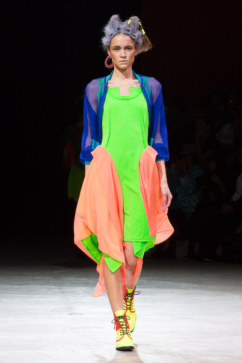 ヨウジヤマモト 14年春夏コレクション 衝撃的なネオンカラーを織り交ぜつつも退廃的なムードを連れ立って ファッションプレス