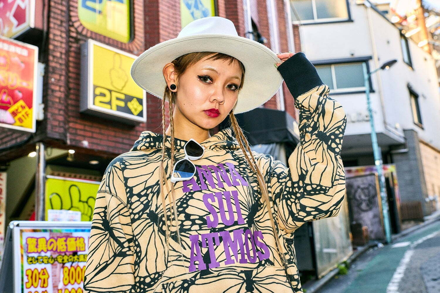 アナ スイ×アトモスの“蝶”や“フラワー”総柄ウェア、ポーチ付きコフレセットも