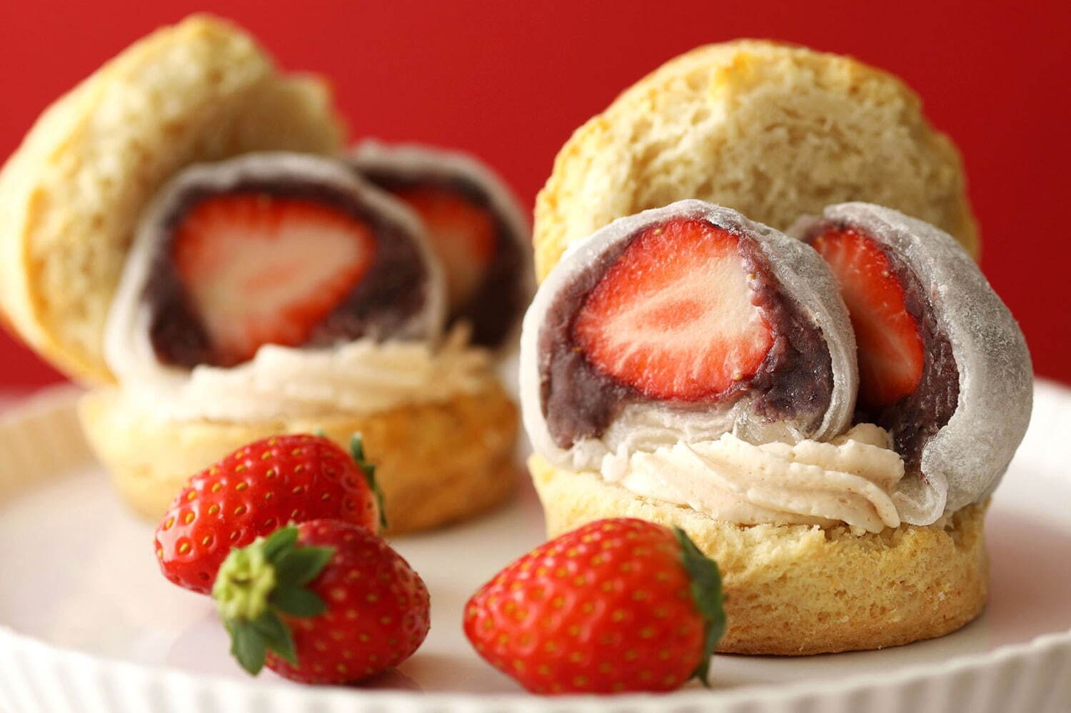 和菓子｜丸の内のスコーン専門店「ベイカーズ ゴナ ベイク」苺大福＆苺バタークリームを挟んだ限定スコーンサンド