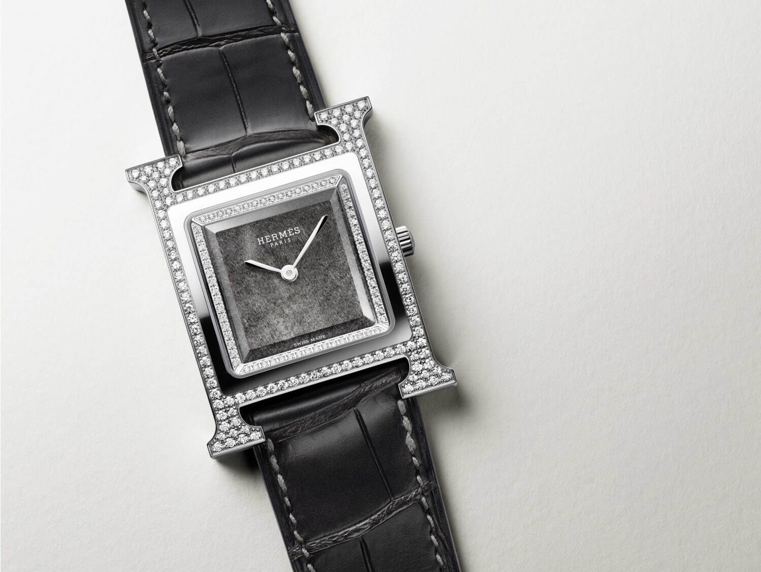 エルメスの腕時計《Hウォッチ》文字盤に“カラーストーン”使用の新作、ケースはダイヤモンドで装飾｜写真1