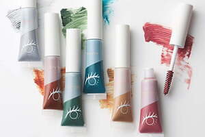 ニコアンドのコスメ「ティニーティニー」“手の平サイズ”のミニカラーマスカラ＆カラーアイライナー