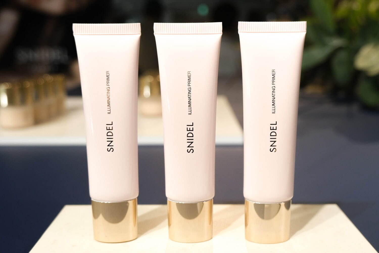 スナイデル イルミネイティングプライマー SPF26・PA+ 30mL 02 各3,630円<新色>