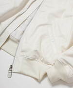 コモリのビオトープ別注MA-1、“吸い付く”ような手触りのシープスキン＆オールホワイトで｜写真3