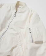 コモリのビオトープ別注MA-1、“吸い付く”ような手触りのシープスキン＆オールホワイトで｜写真2