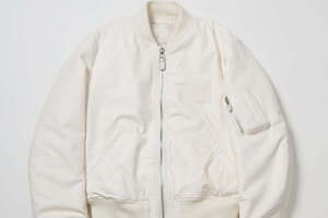 コモリのビオトープ別注MA-1、“吸い付く”ような手触りのシープスキン＆オールホワイトで