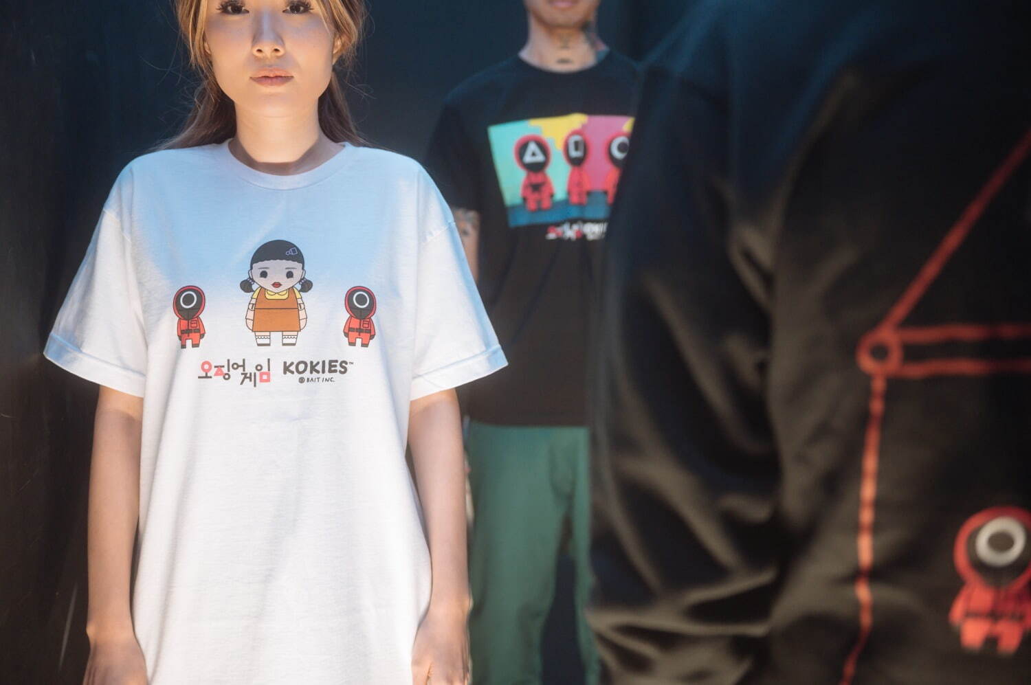 Netflixドラマ イカゲーム コラボtシャツがベイトから 鬼役ヨンヒ人形や階段モチーフ ファッションプレス