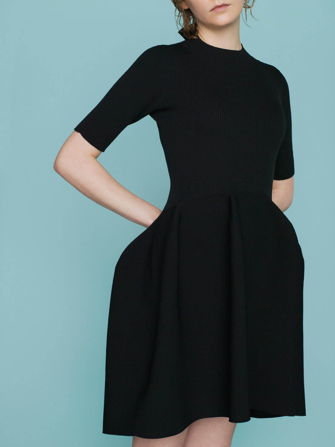 CFCLの22年春夏新作“壺”のようなシルエットのニットドレス＆コード付きサングラスなど｜写真1