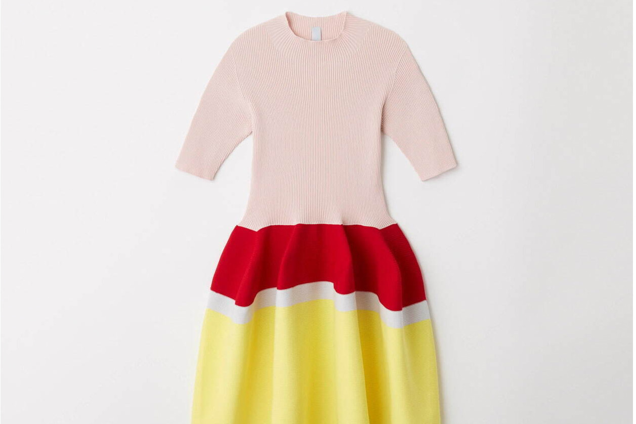 CFCLの22年春夏新作“壺”のようなシルエットのニットドレス＆コード付きサングラスなど