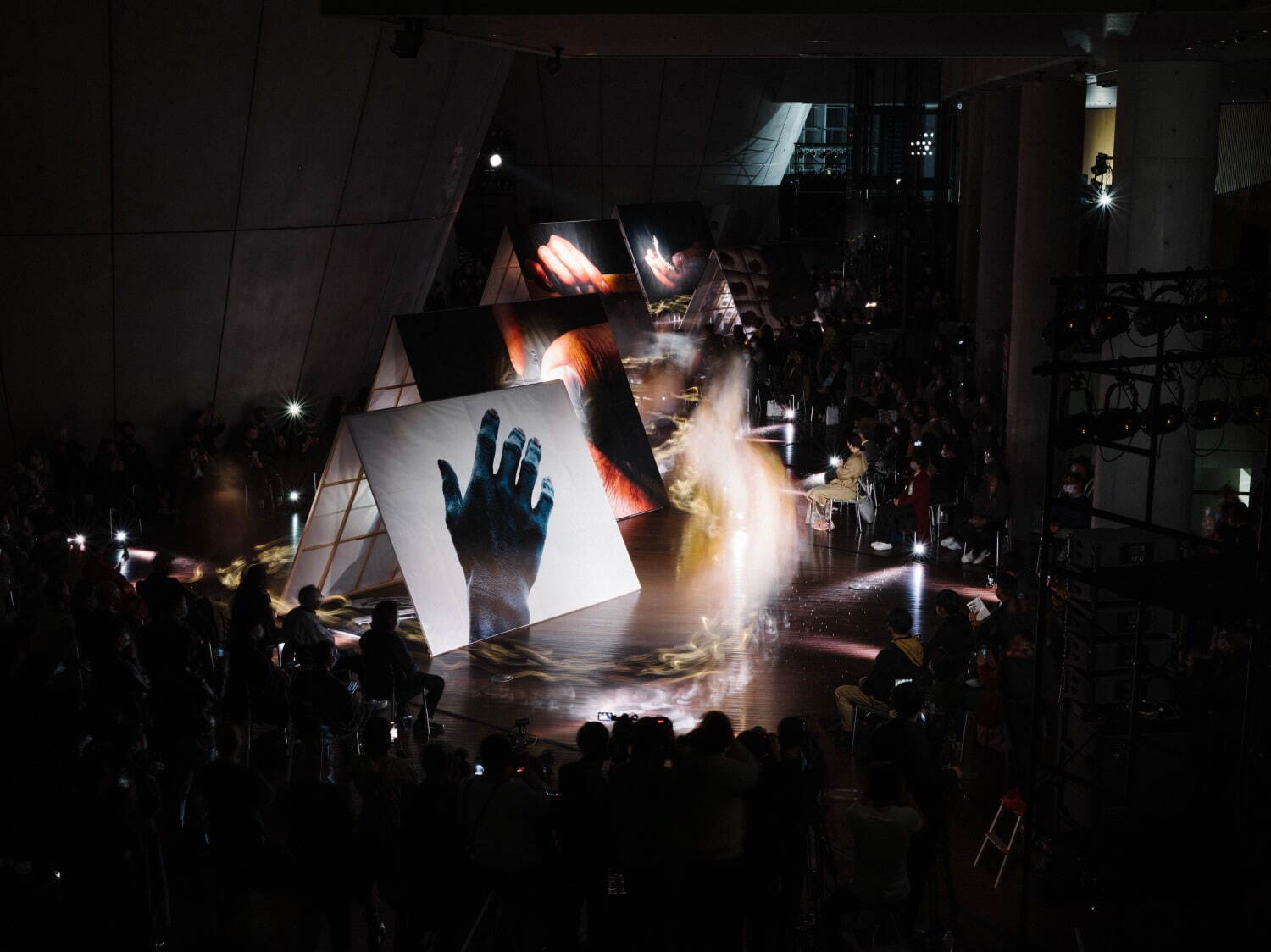 「合掌」
2021年3月、国立新美術館で行われたインスタレーションの様子
Photo by Tatsuki Masaru