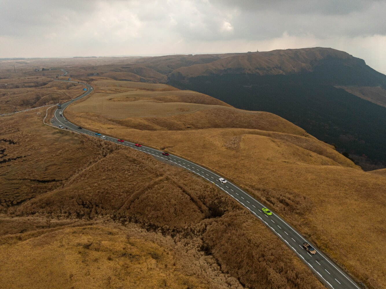 ランボルギーニのスーパーSUV「ウルス」大自然に映える“艶やかなパールイエロー”｜写真6