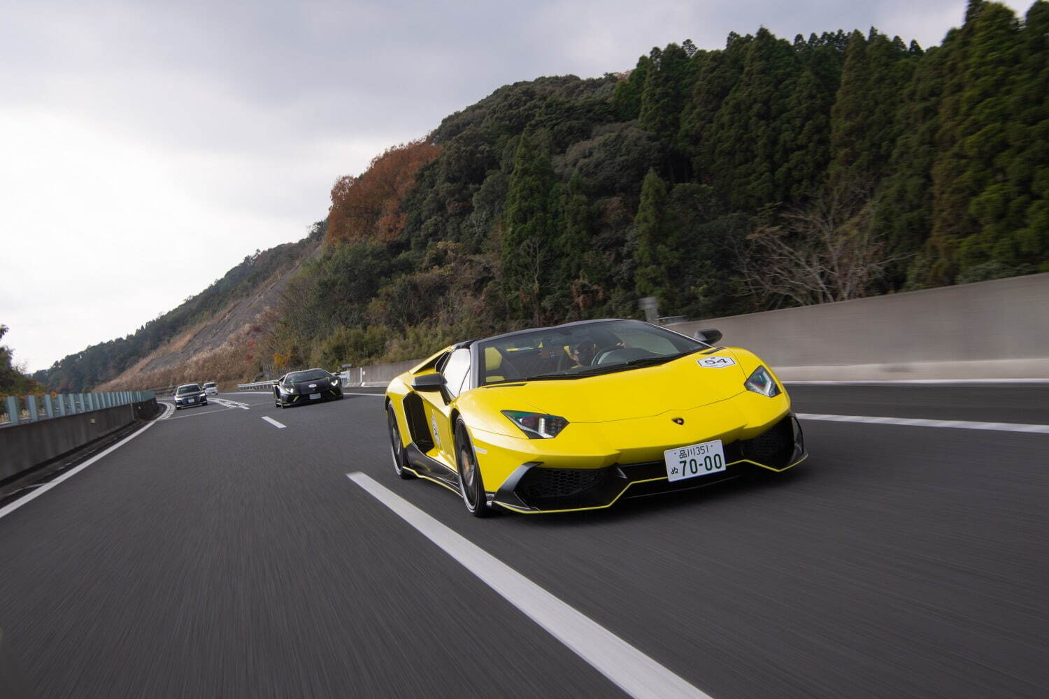 ランボルギーニのスーパーSUV「ウルス」大自然に映える“艶やかなパールイエロー”｜写真9