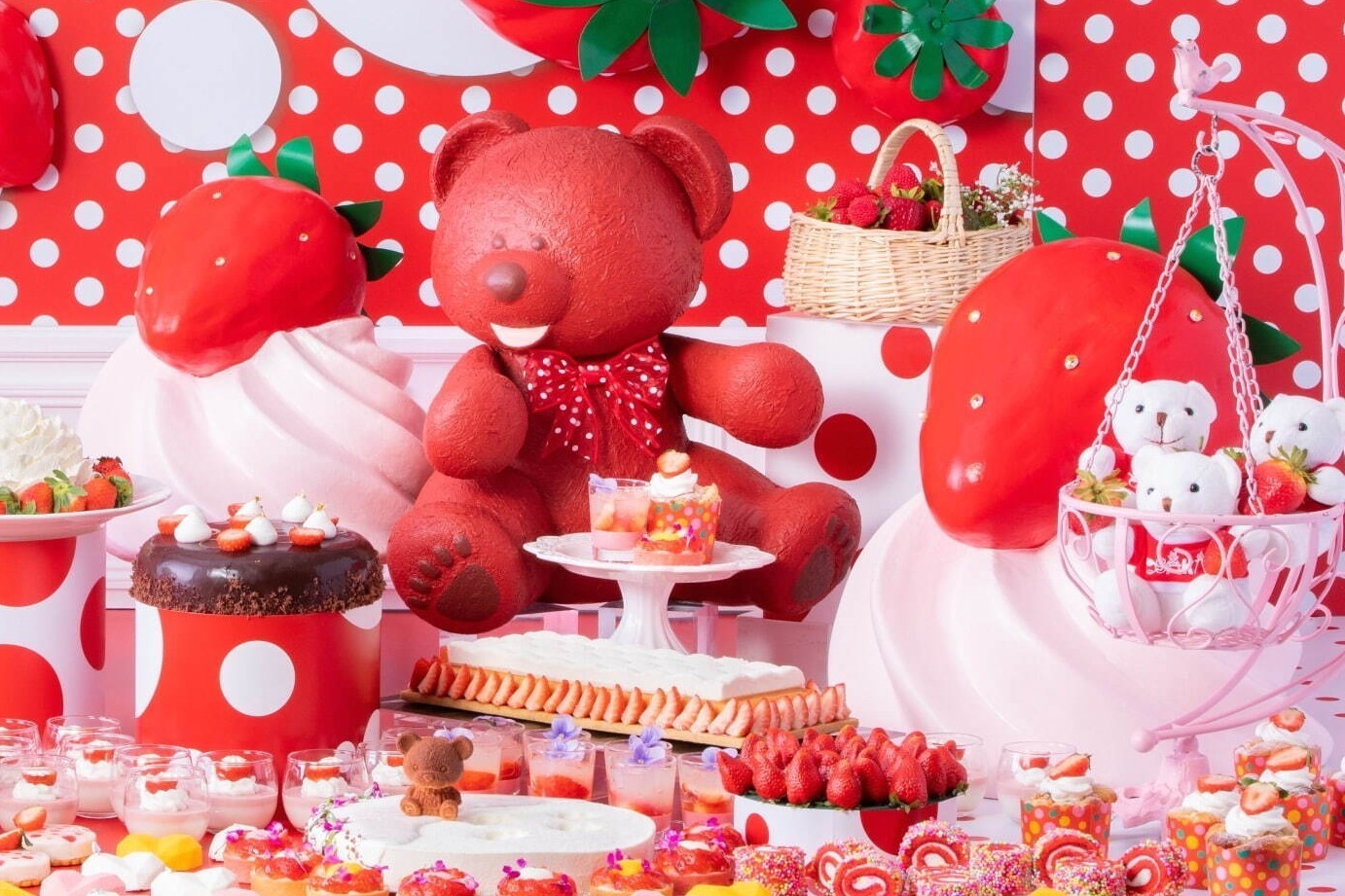 ヒルトン大阪“苺×テディベア”ストロベリースイーツビュッフェ、クマの足跡ケーキや薔薇を模ったムース