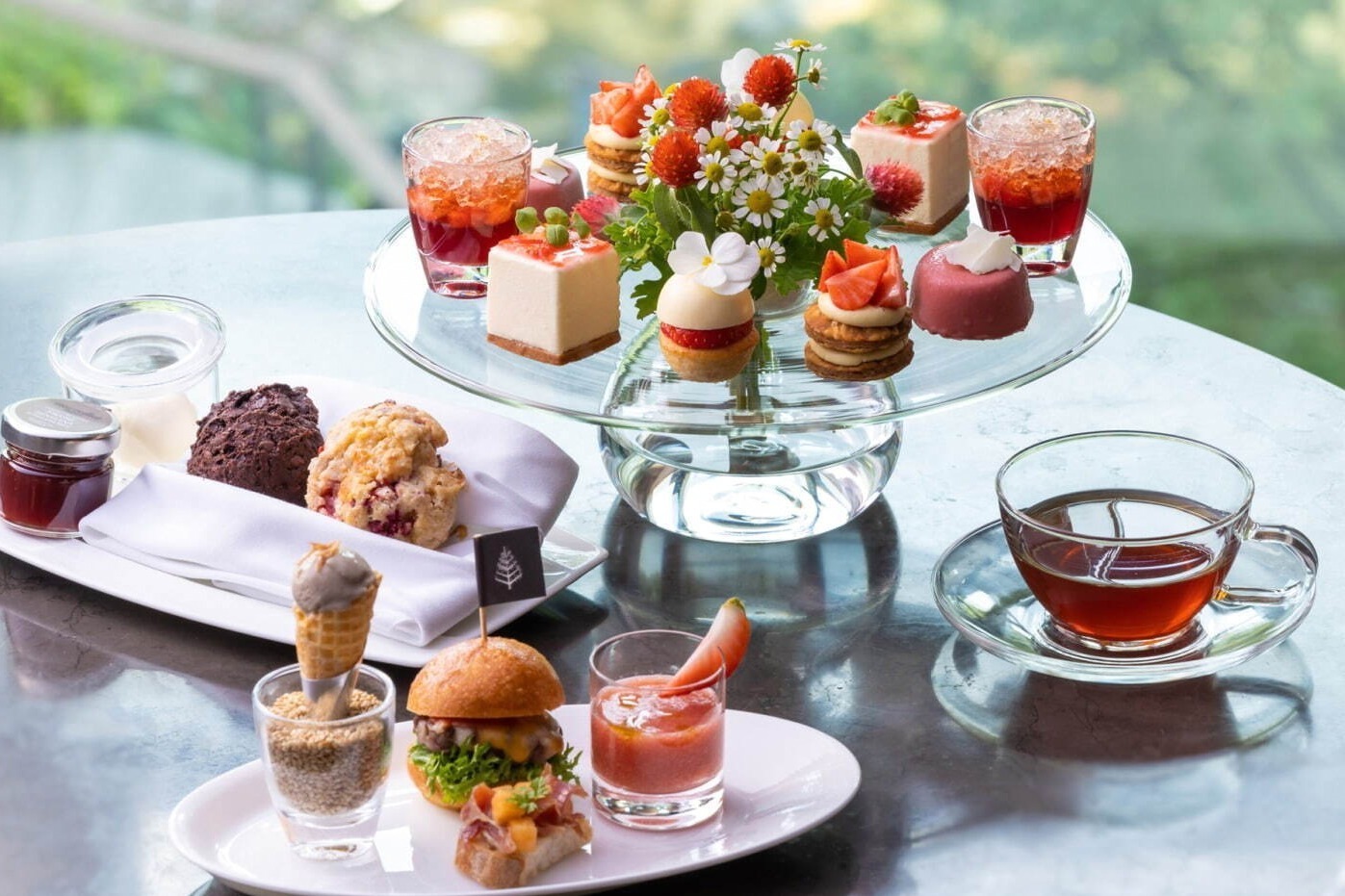 フォーシーズンズホテル京都「ストロベリーアフタヌーンティー」“苺のお花畑”着想のスイーツ勢揃い