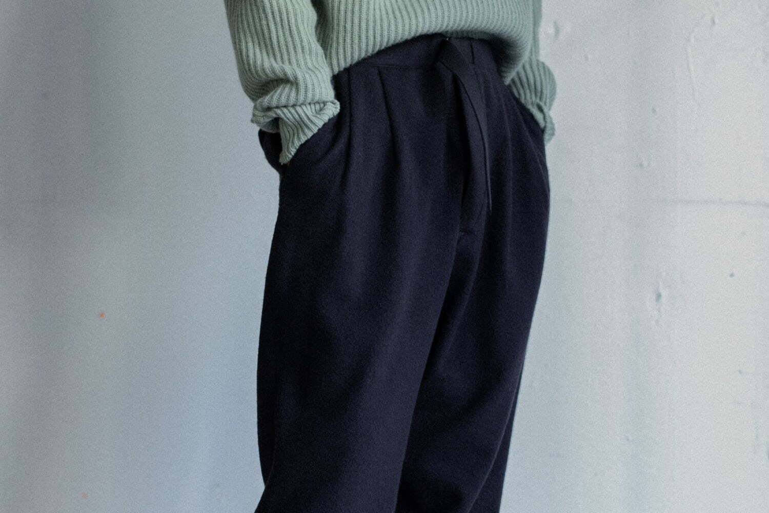 コモリのレショップ別注パンツ“着古した”風合い＆タック入りゆったりシルエット