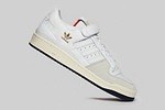 アディダス×SNSの新作スニーカー - 80年代名作バスケシューズをベースに、金の箔押しロゴを配して