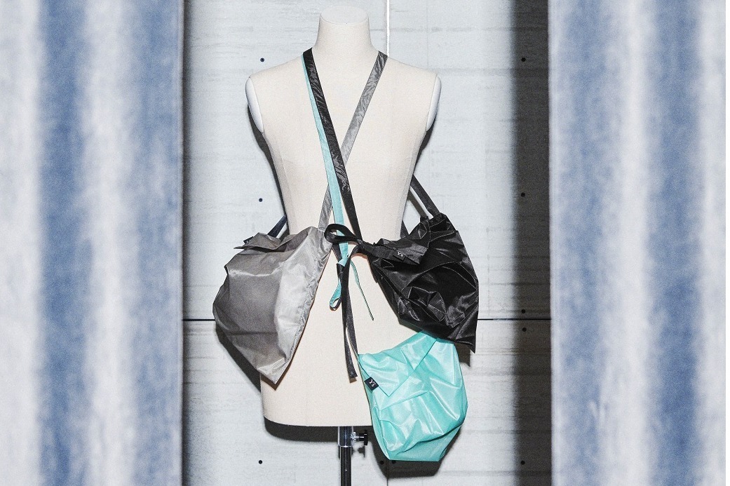 Y's 表参道限定の軽量ナイロンバッグ、ドレープが崩れない立体ショルダー