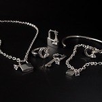 イー・エム限定＆初期の復刻ジュエリーが伊勢丹新宿店に、天然石をカスタムできるリング＆”鍵”ピアスなど｜写真4