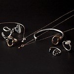 イー・エム限定＆初期の復刻ジュエリーが伊勢丹新宿店に、天然石をカスタムできるリング＆”鍵”ピアスなど｜写真3