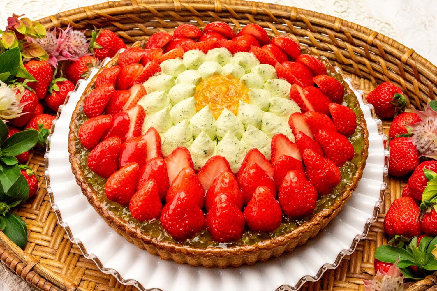 静岡県産 “紅ほっぺ”と煎茶のタルト ホール(25cm) 9,180円 ※テイクアウト価格